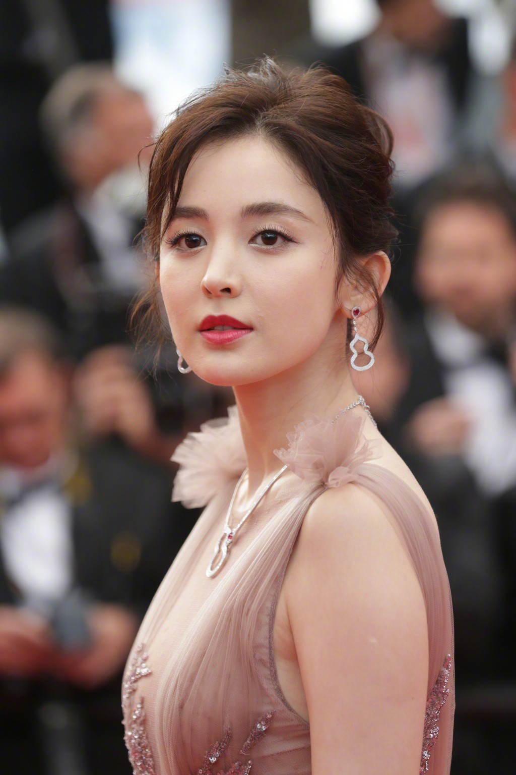 Cannes 2018: Vắng bóng Phạm Băng Băng, mỹ nhân Tân Cương được cư dân mạng khen ngợi hết lời Cannes 2018: Vắng bóng Phạm Băng Băng, mỹ nhân Tân Cương được cư dân mạng khen ngợi hết lời